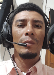 Efra�n D�vila preaching on the radio